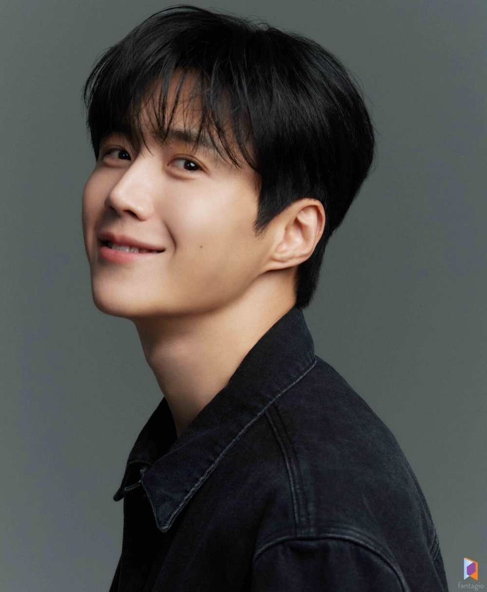 金宣虎最新公式照公開