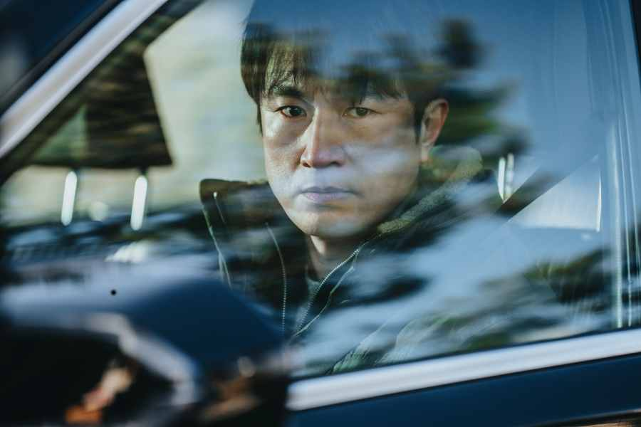 金炳哲飾演的是為了保護家人不被可怕的詛咒吞噬而奮力抗爭的丈夫「永範」