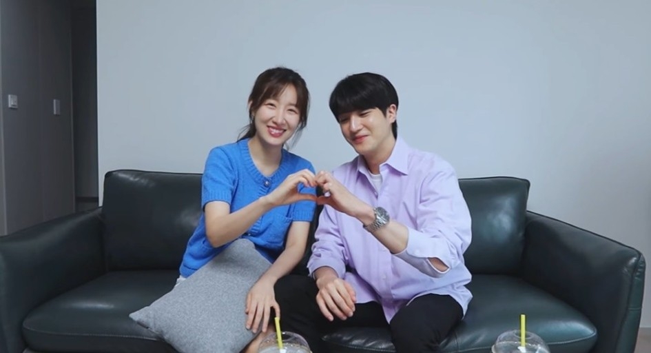 第一支影片就公開了結婚喜訊，宣布計劃在2025年初步入婚姻