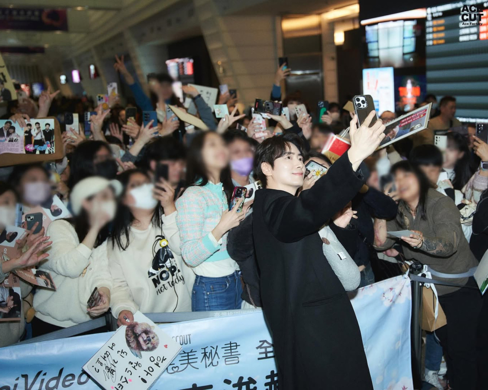 李浚赫受台灣粉絲熱情接機