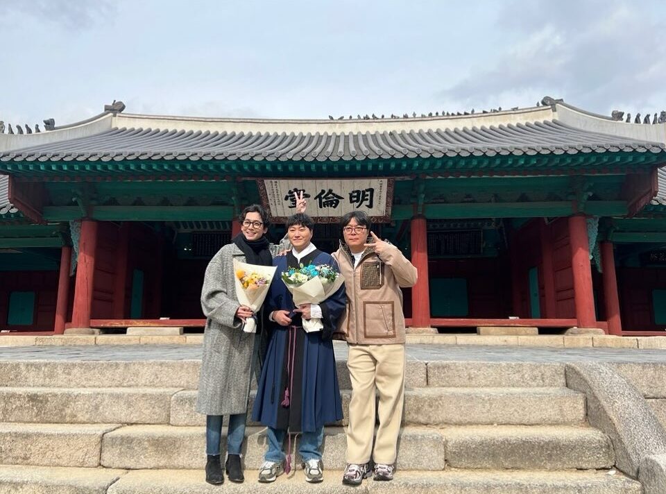 金大明曬出與演員鄭敬淏及導演申沅昊的合照