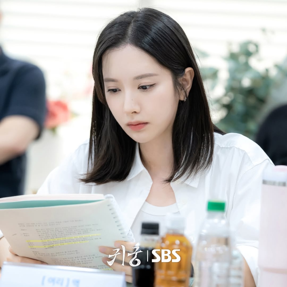 苞娜飾演拒絕被期望成為偉大靈媒的巫女「汝里」