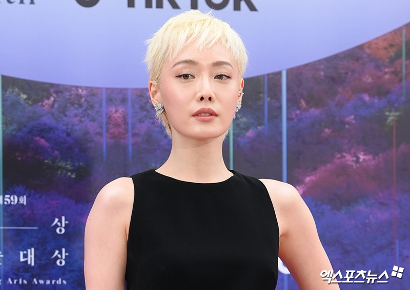 金赫拉則飾演獨自撫養兒子的「春書」