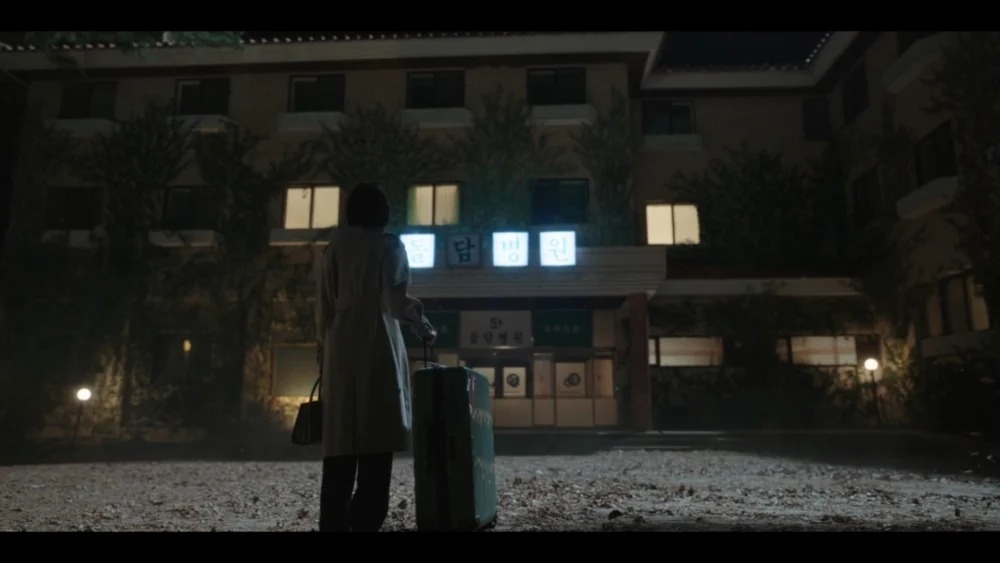 尹書靜拖著行李箱回到了石垣醫院