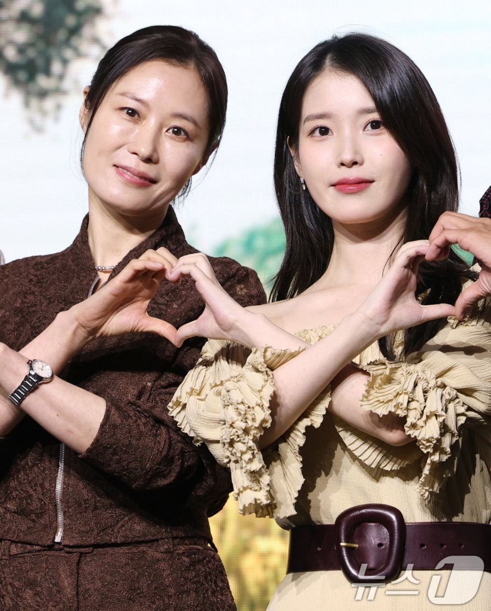 IU與文素利分別飾演年輕時期與中年時期的女主角