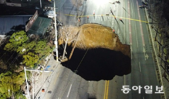 該事故釀成直徑20米、深20米的巨大深坑