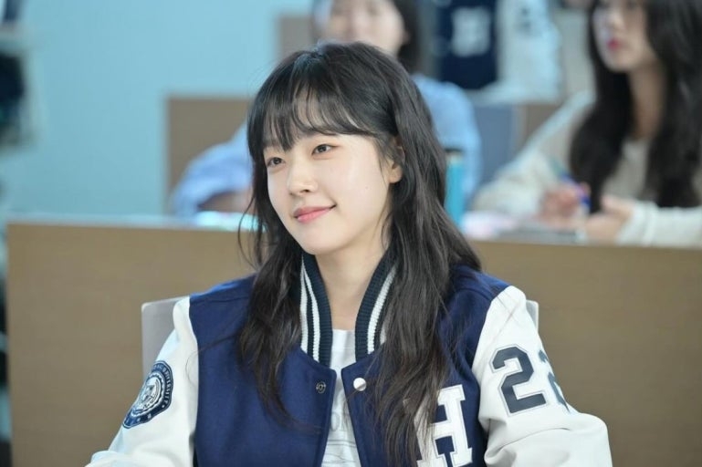 蔡元彬則飾演導購員「譚藝珍」