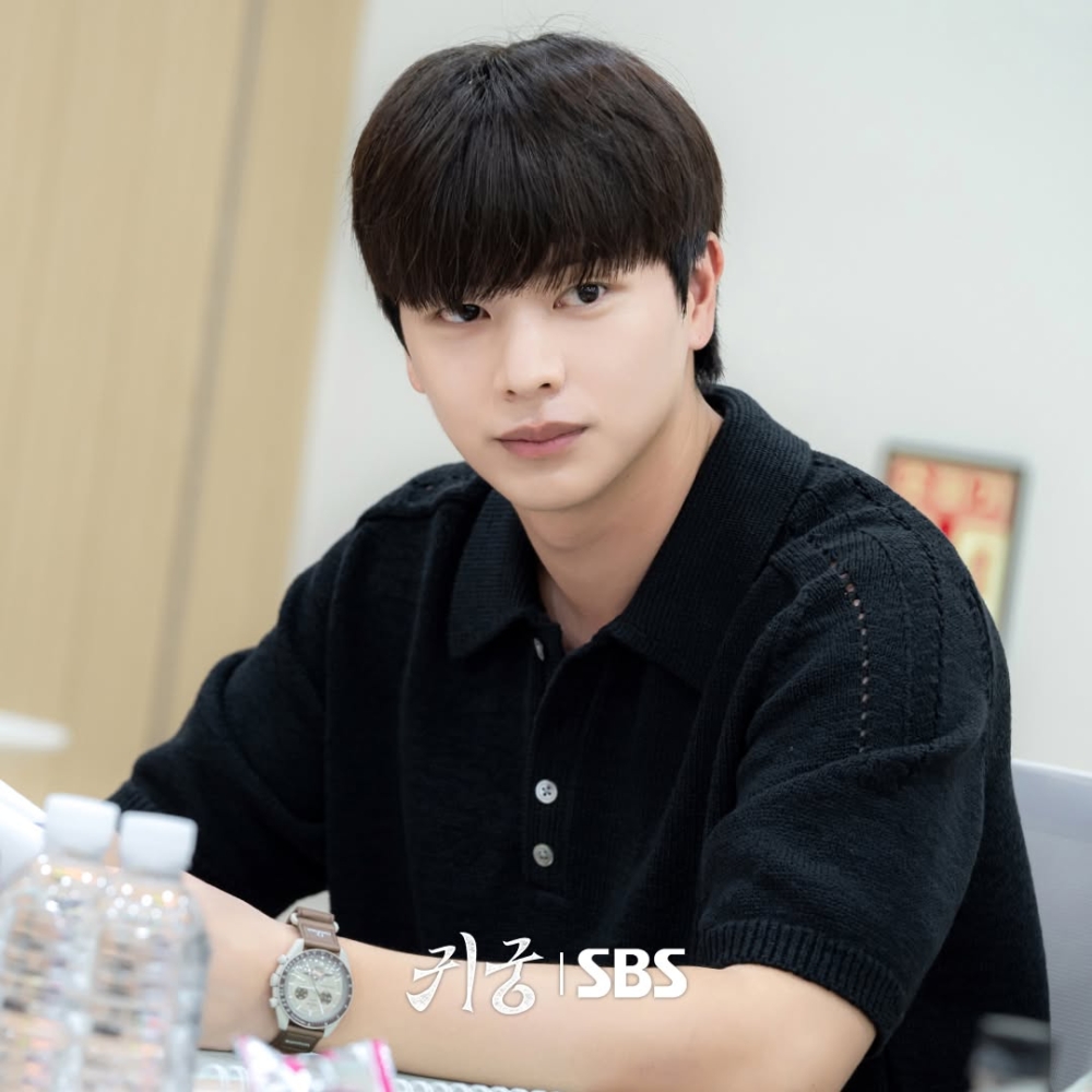 陸星材將一人分飾兩角，飾演被「惡神姜哲」的奎章閣檢書官「尹甲」