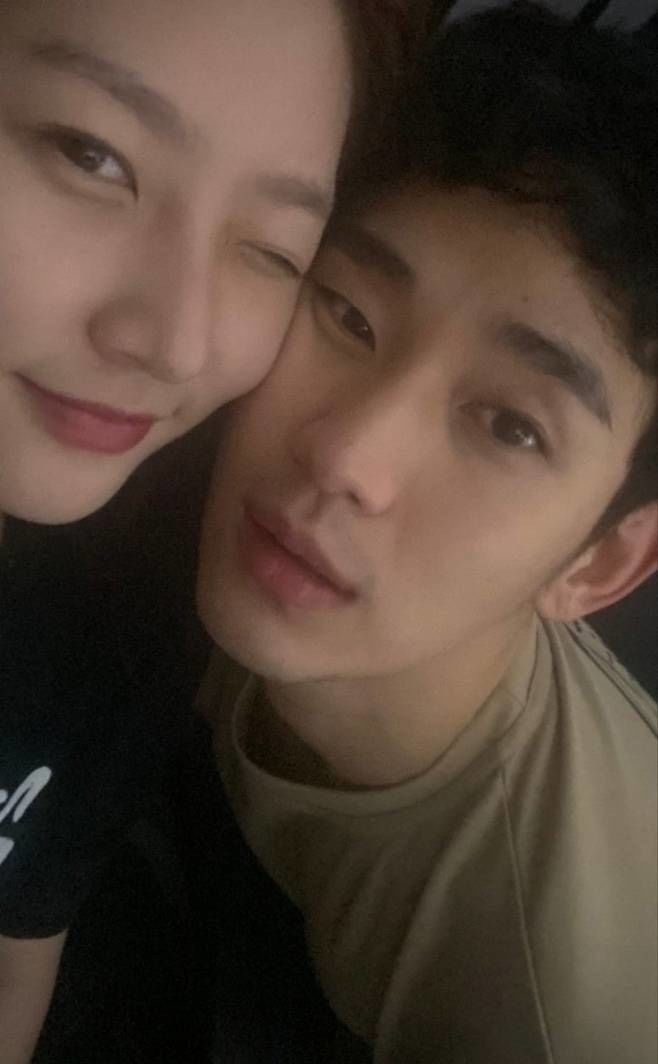 金賽綸為了連絡上金秀賢才上傳親密合照