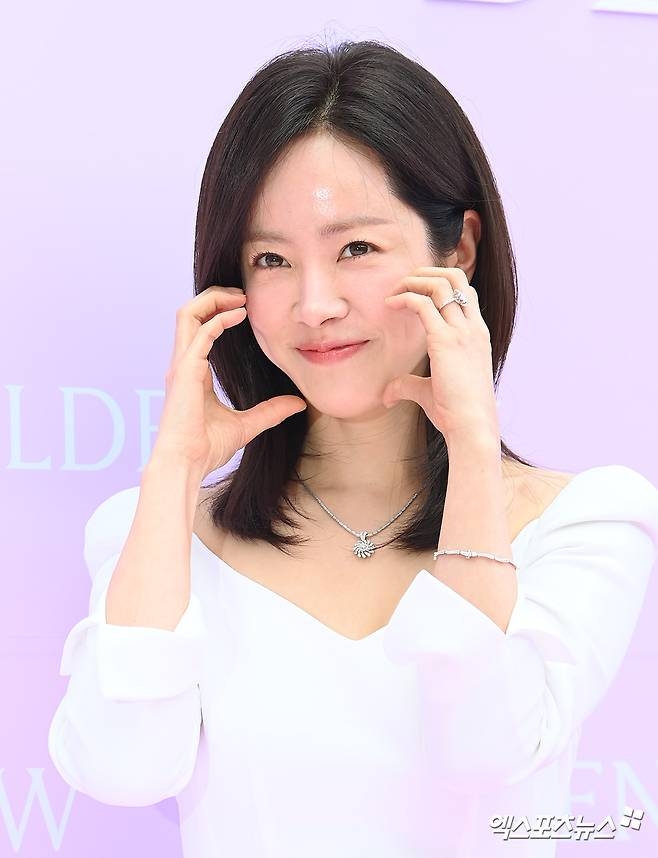 韓志旼飾演飯店經理「李義英」