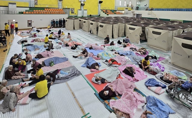 當地居民緊急撤離至體育館避難