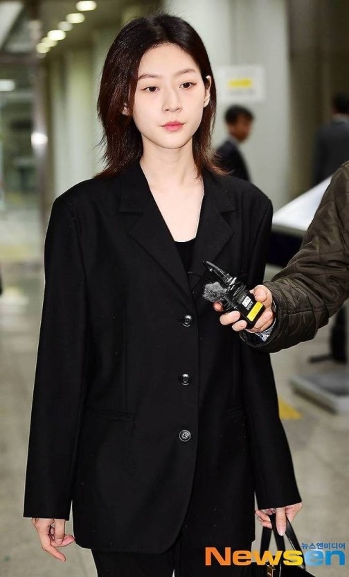 為了儘快還清債務，金賽綸努力打工維生