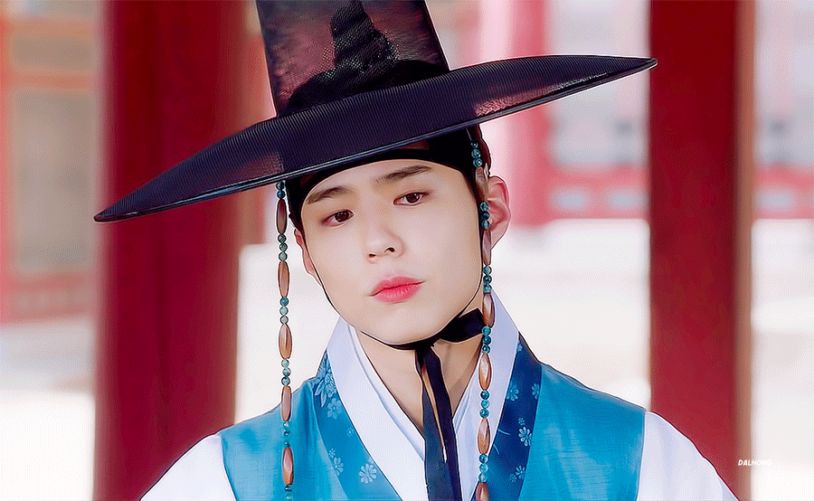 朴寶劍韓服也完美駕馭