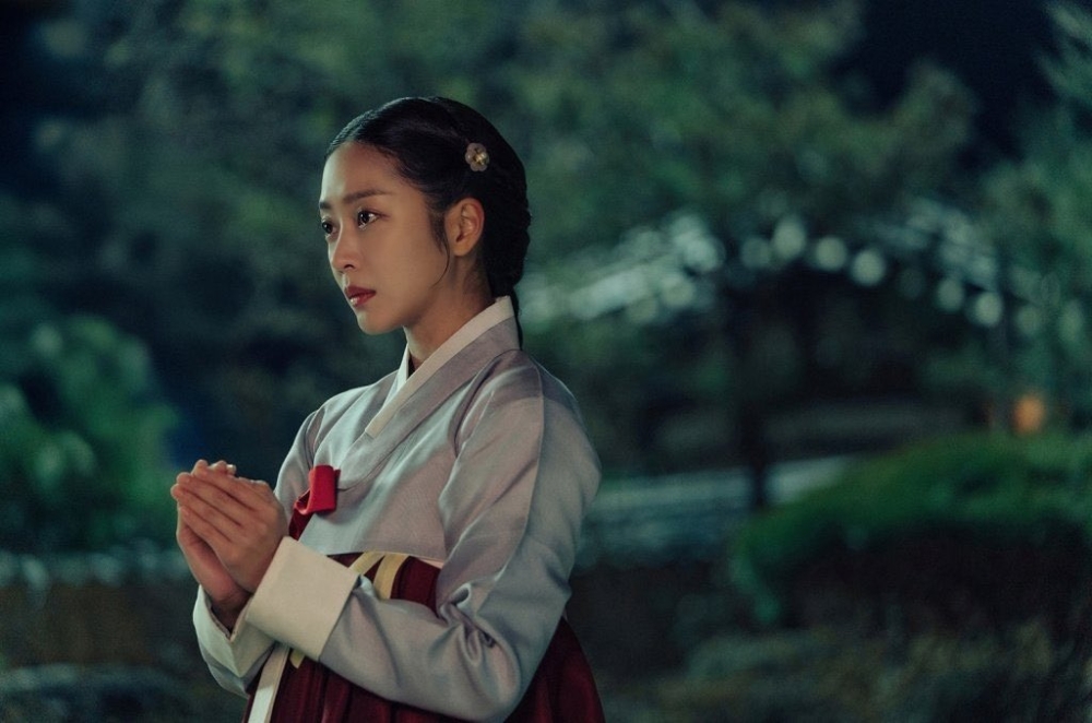 曹寶兒金飾演虹郎同父異母的姐姐「在伊」