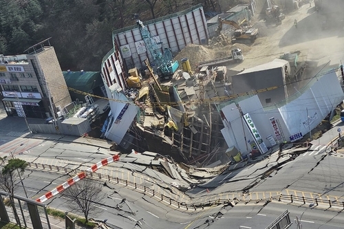 11日，京畿道光明市新安山線鐵路施工現場「地下隧道崩塌」