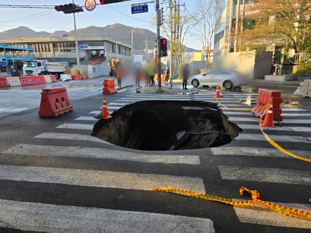 13日，釜山沙上區鶴章洞都市鐵路工地出現天坑