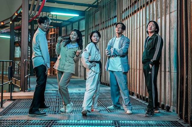 金熙元、羅美蘭、李在仁、劉亞仁、安宰弘(左到右)