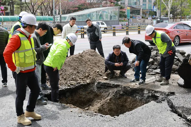 13日，首爾麻浦區阿峴洞的兒嶺站2號出口附近也出現天坑