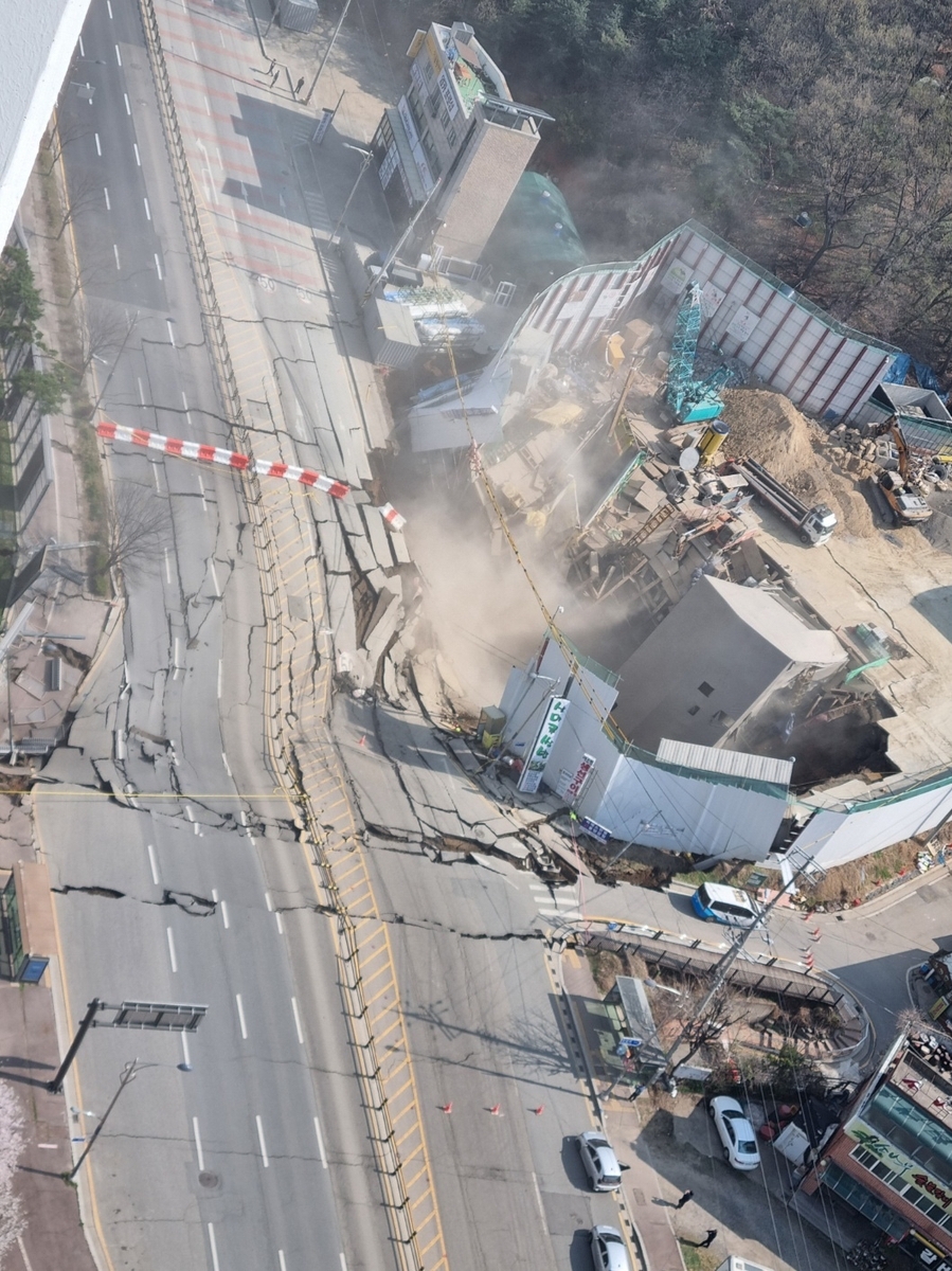 韓國鐵路施工現場「地下隧道崩塌」