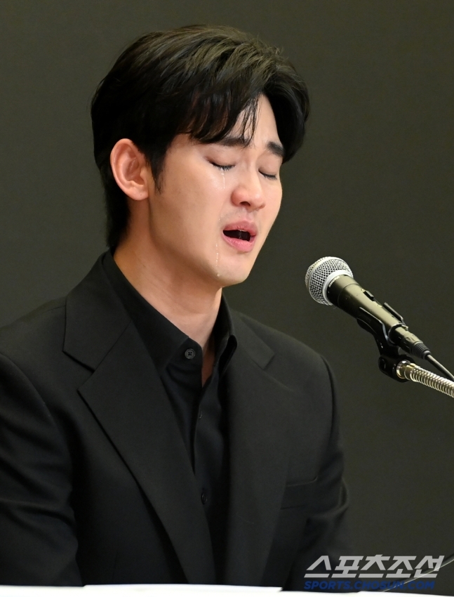 金秀賢記者會上全面否認了與金賽綸未成年交往與逼債等指控。