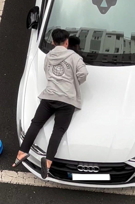 今年3月一輛奧迪轎車也遇過類似事件