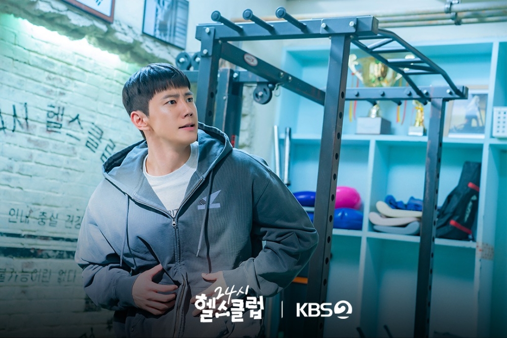 李濬榮在劇中飾演的是演從世界級健美選手一夜之間變成老舊健身房負責人的健身狂館長「都賢中」