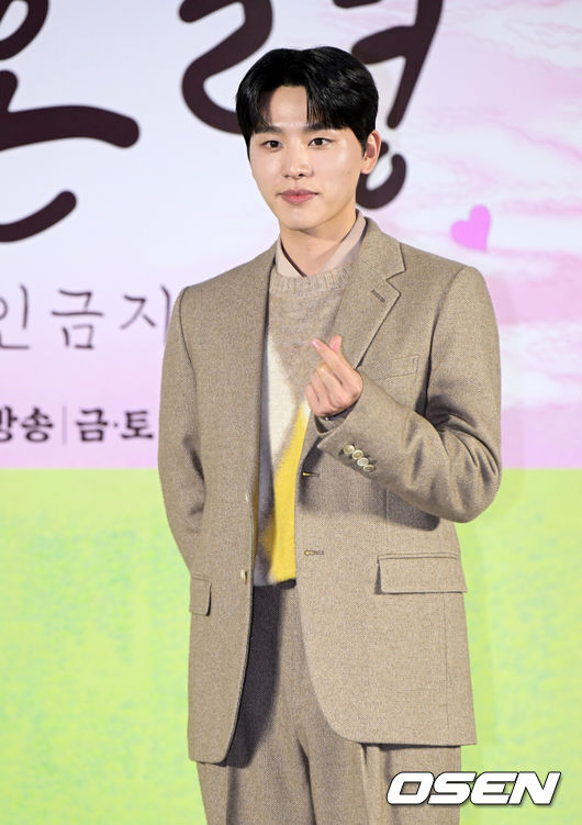 金宇錫則有望飾演實習醫生「朴泰京」