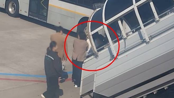 肇事女乘客被帶下飛機