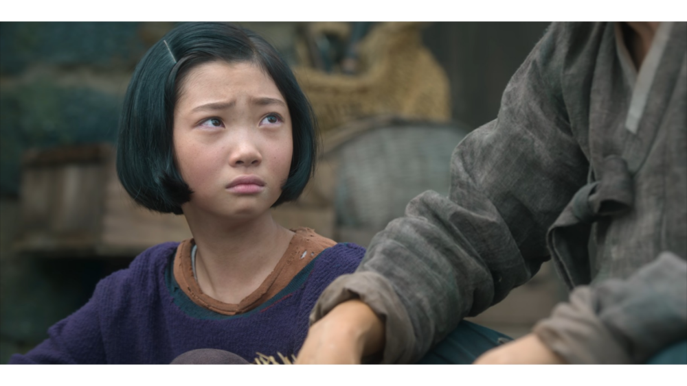 金泰妍在《苦盡柑來遇見你》中飾演愛純(IU 飾)的童年時期