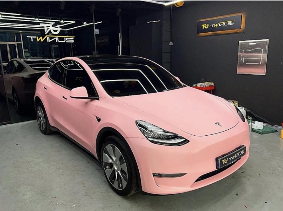 受害車輛是一台粉色特斯拉