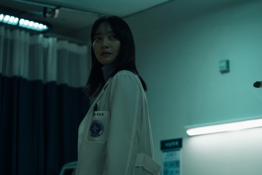 申敏兒飾演背負創傷生活的外科醫師「李周妍」