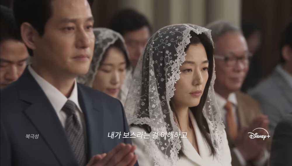 《暴風圈》飾演全智賢的丈夫(左)