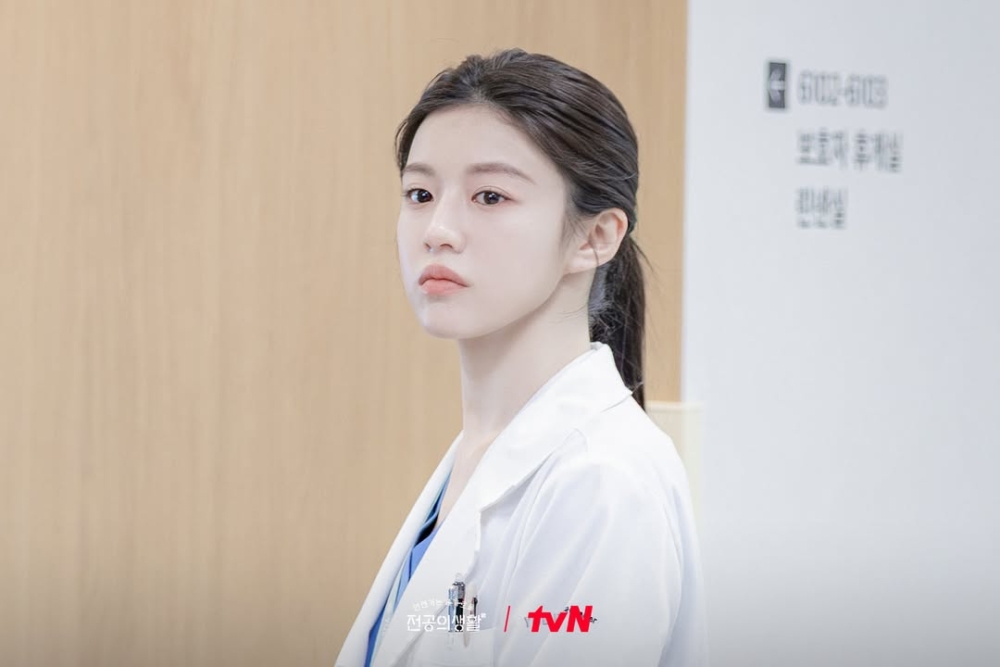 高允貞在劇中飾演的是婦產科第1年住院醫生「吳怡瑛」