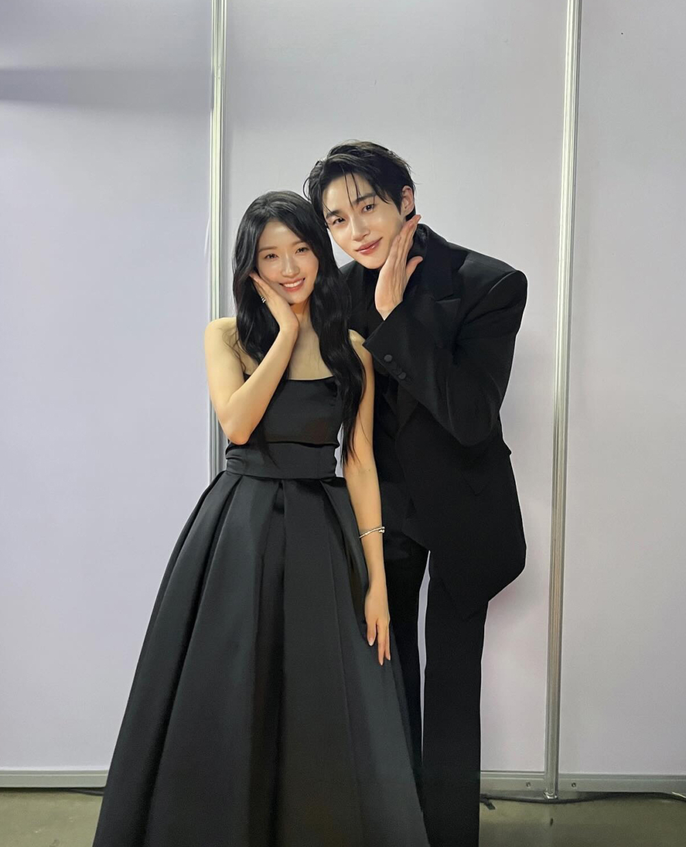 金惠奫邊佑錫拿下人氣獎