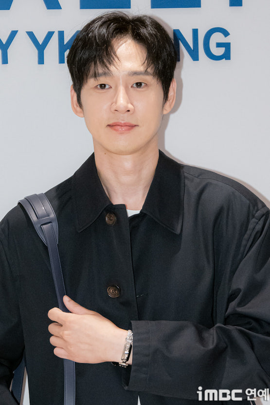 朴成焄飾演木工工作室的代表「宋泰燮」