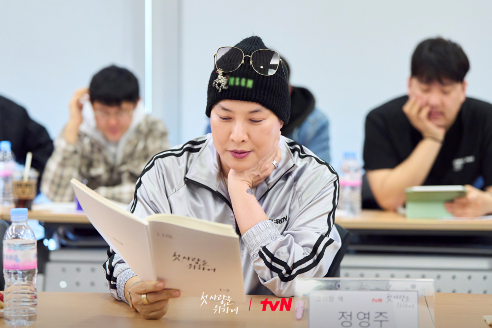 鄭英珠飾演女村長「村長」