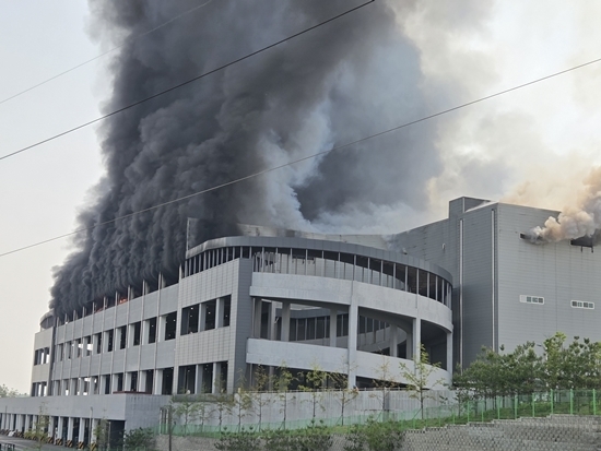 韓國京畿道利川市一處大型物流中心發生火災