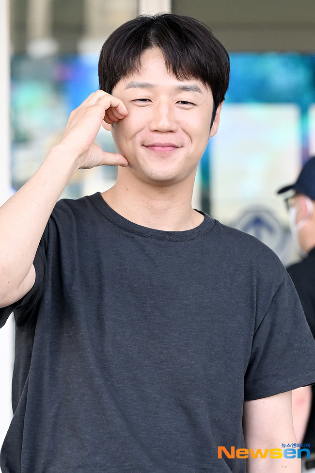 鄭準元親切地向大家打招呼