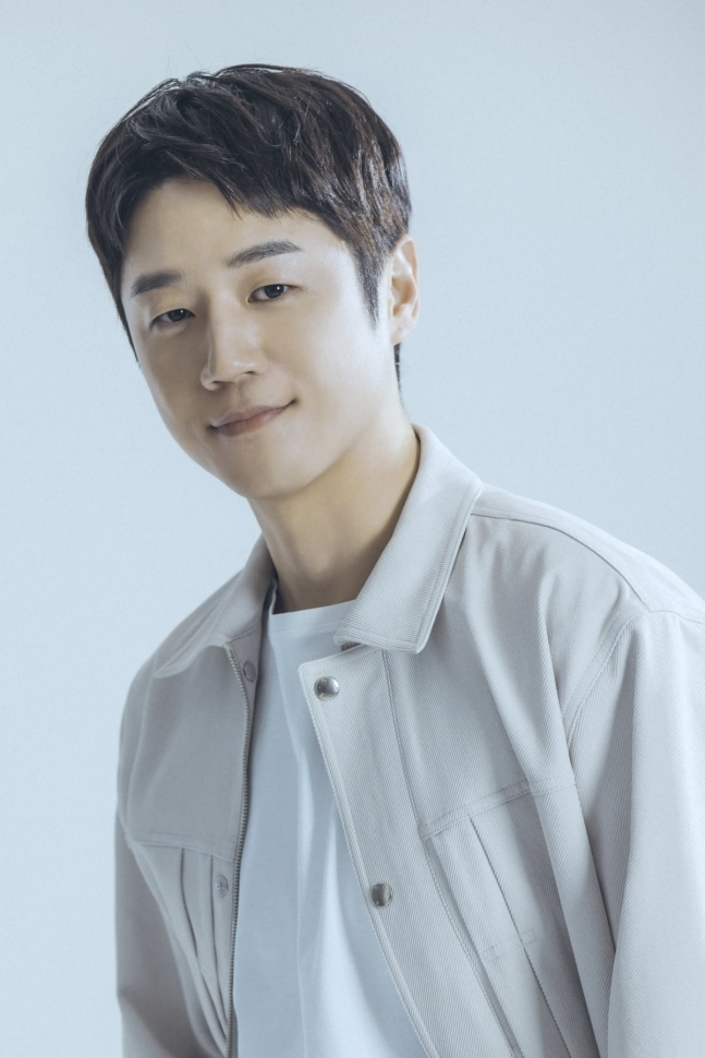 鄭準元為減輕距離感，努力與相差多歲的演員們打成一片