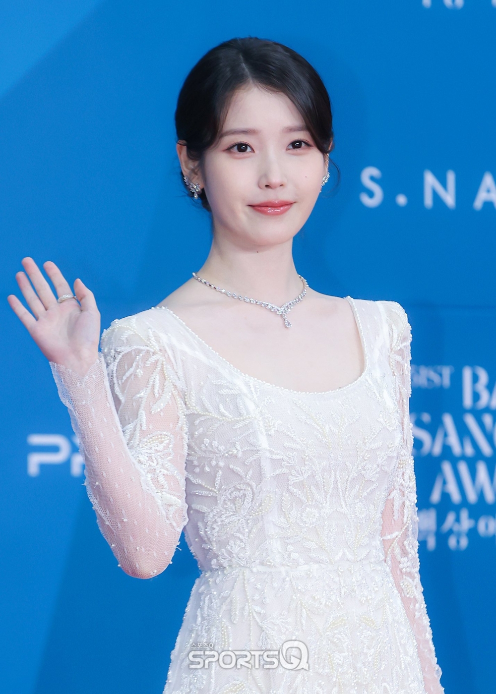 IU美貌在網上引發熱議