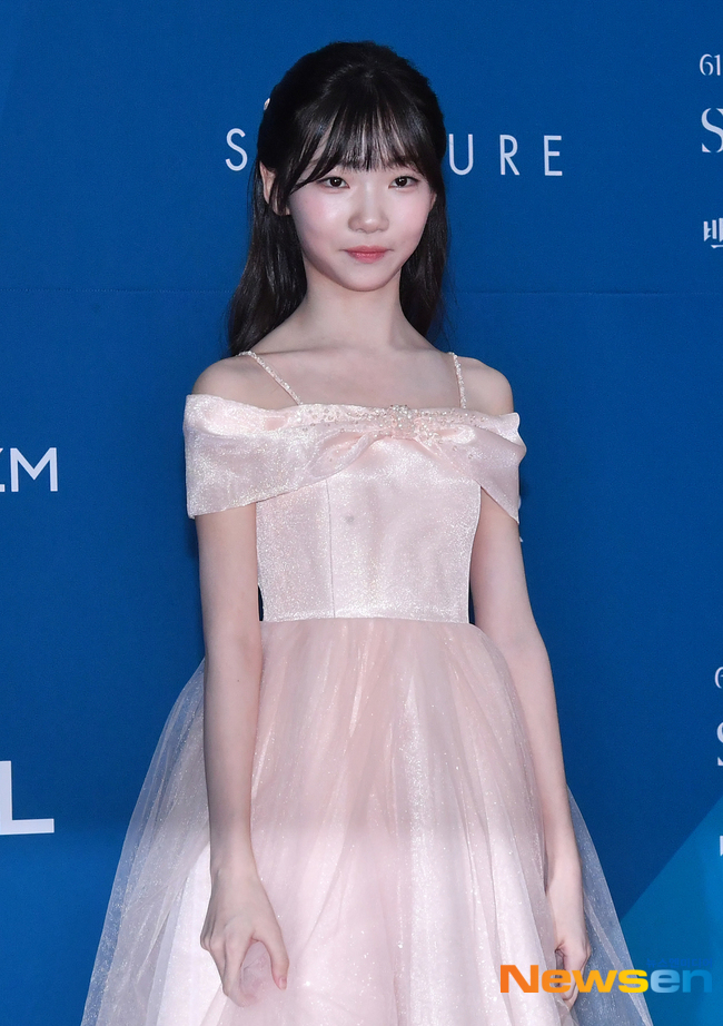 金泰妍百想紅毯造型