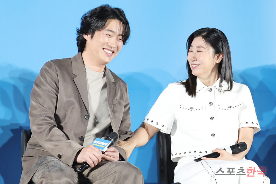 安宰弘與羅美蘭曾在《請回答1988》中飾演母子