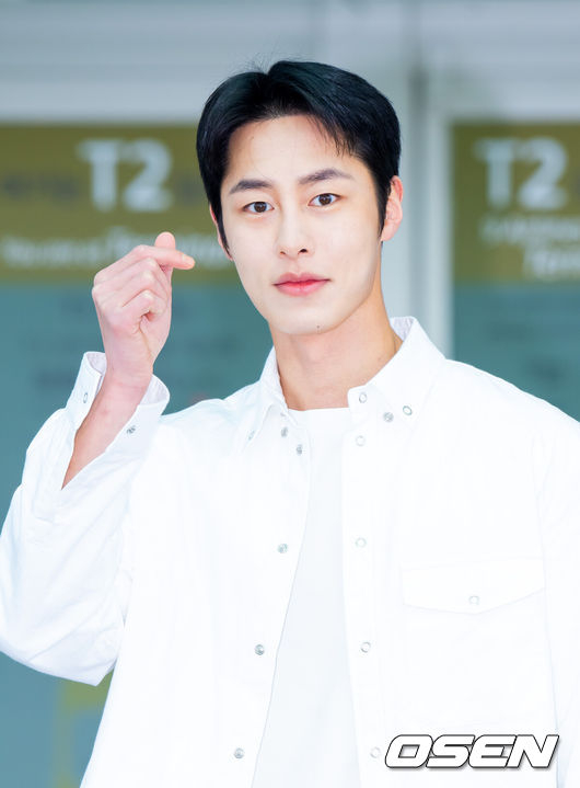 李宰旭飾演整形外科醫師「都智義」