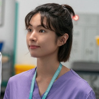 賀營在《外傷重症中心》飾演資深護理師「千薔薇」