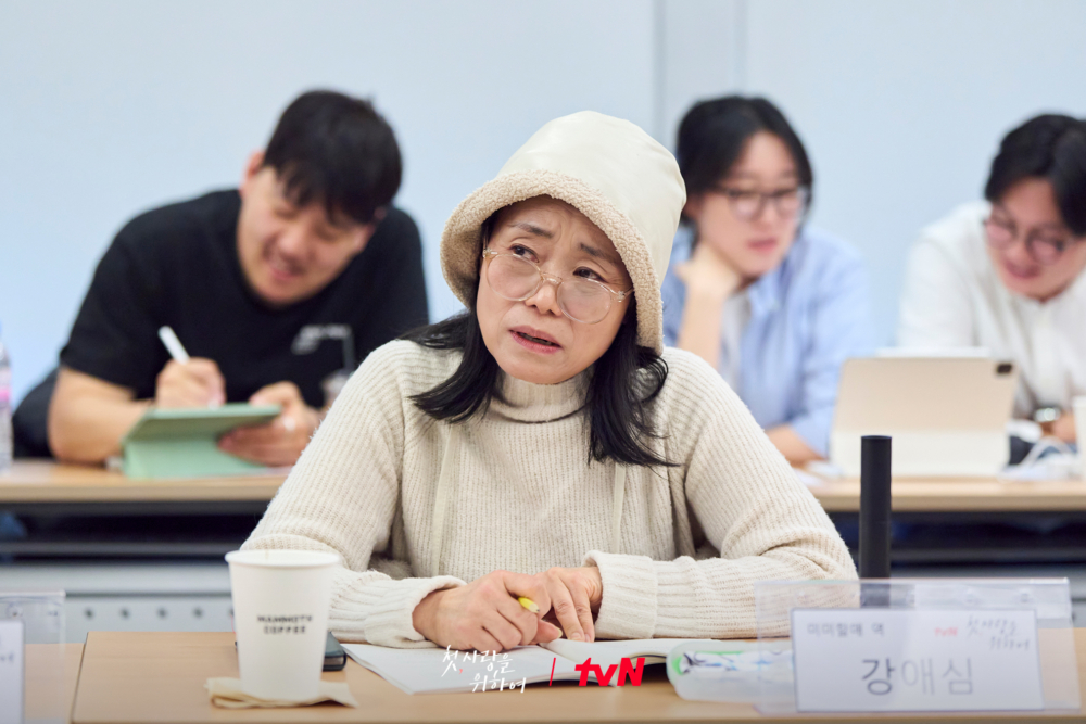 《魷魚遊戲2》姜愛心飾演村裡的守護神「美美奶奶」