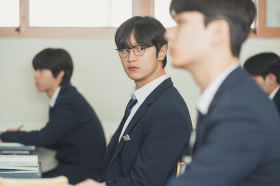 金度完飾演的「允基」則是義謙的戰友