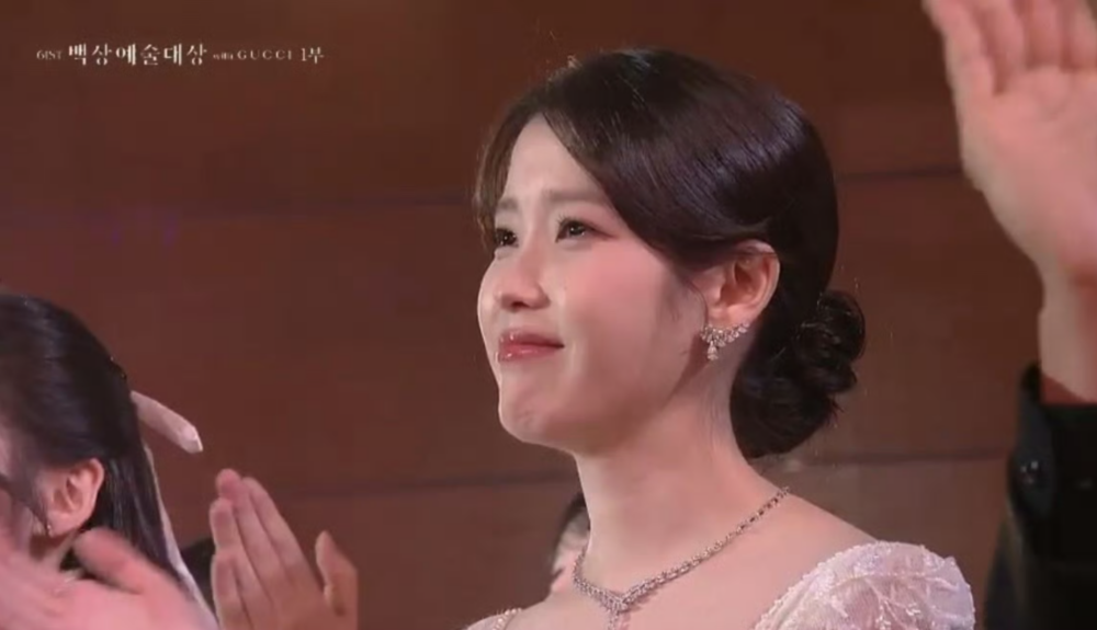 台下的IU也感動泛淚