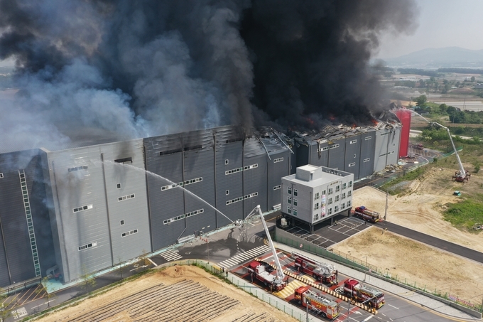 韓國京畿道利川市一處大型物流中心發生火災