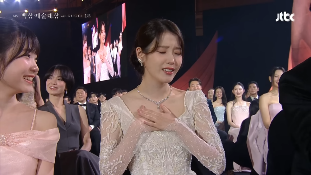 IU被「小金明」萌到重現金宣虎歪頭笑