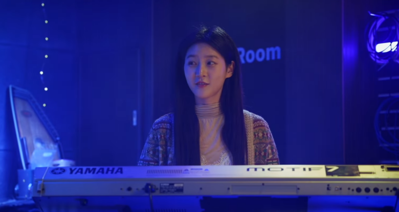 金賽綸在遺作中飾演樂團鍵盤手